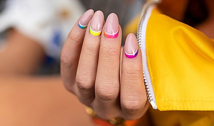 [VIDEO] Neonowe paznokcie hybrydowe – jak zrobić, by wyglądały idealnie? Ruffian Manicure KROK PO KROKU
