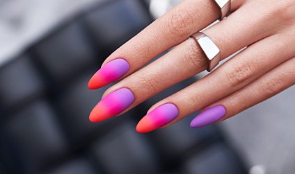 Jak zrobić paznokcie ombre - sprawdzone pomysły na cieniowane paznokcie