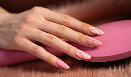 Tajemnice trwałego manicure: Dlaczego hybrydy odchodzą od paznokcia?