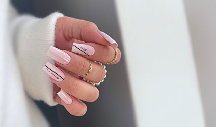 Mleczny kolor paznokci: elegancja i uniwersalność w Twoim zasięgu