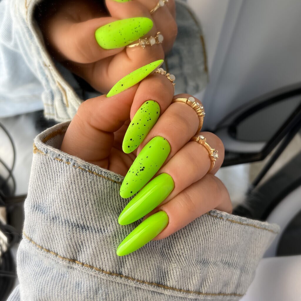 Wiosenne paznokcie w soczystej zieleni