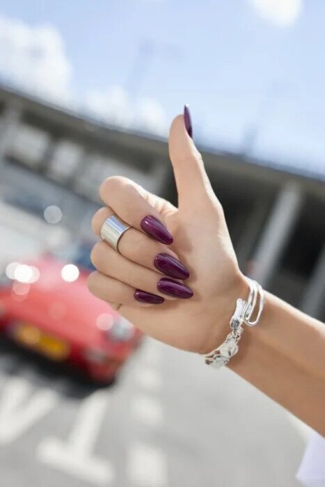 Fioletowe paznokcie w odcieniu winogron - grape nails na lato 2026
