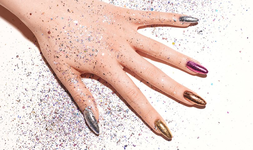 Shimmering nails with Flame Effect nail dust