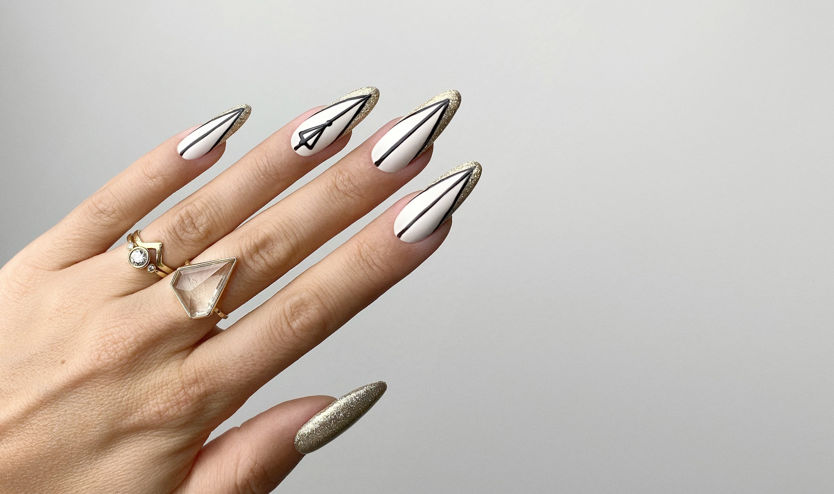 Jak zrobić french trójkątny? Inspiracje na nowoczesny manicure, który Cię wyróżni