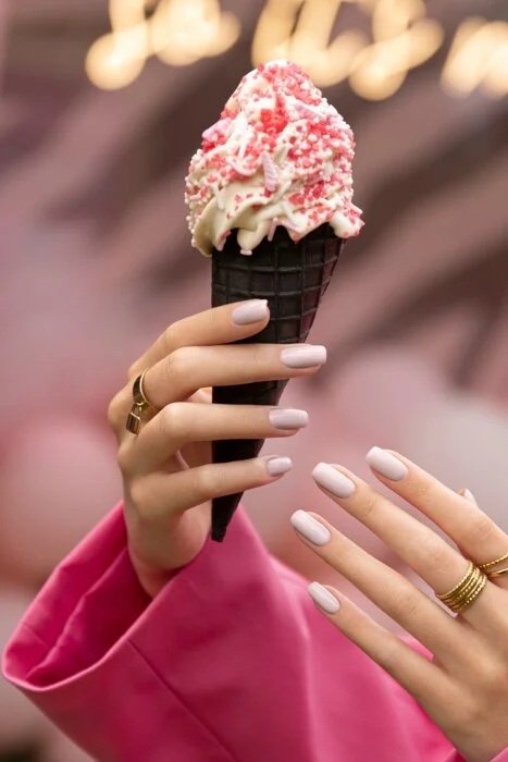Strawberry milksake nails - delikatna stylizacja paznokci na lato 2026